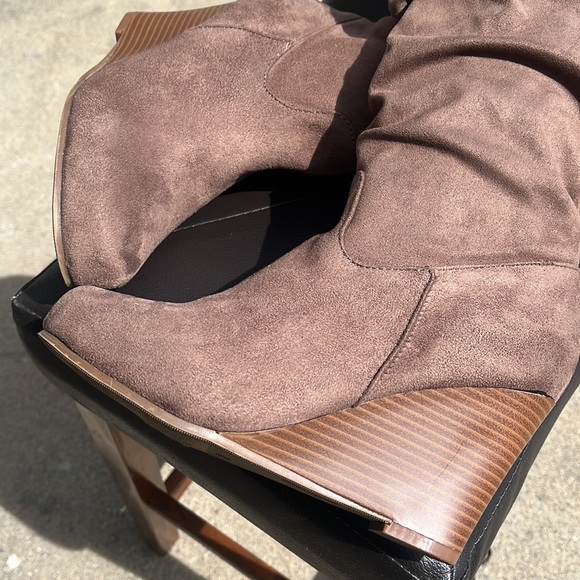 Tan suede high boots - Picture 7 of 8